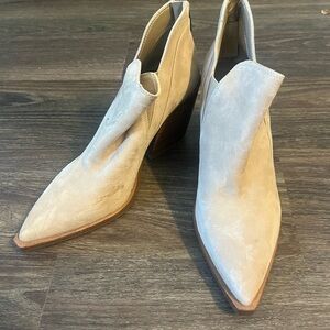 Vince Camuto, size 8, suede, cream color.
